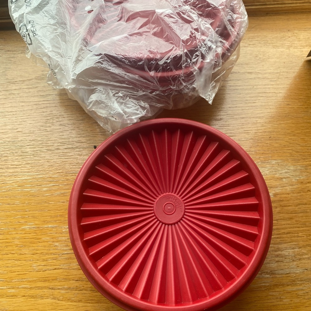 Red Tupperware 3 new . - Picture 2 of 3